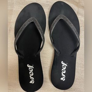 Reef sandals black size 6-7.  Glitter accents on straps.